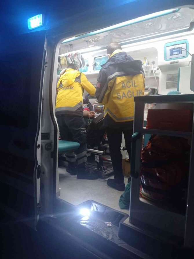 Orman İşçileri Karda Yolu Kapanan Hasta İçin Seferber Oldu