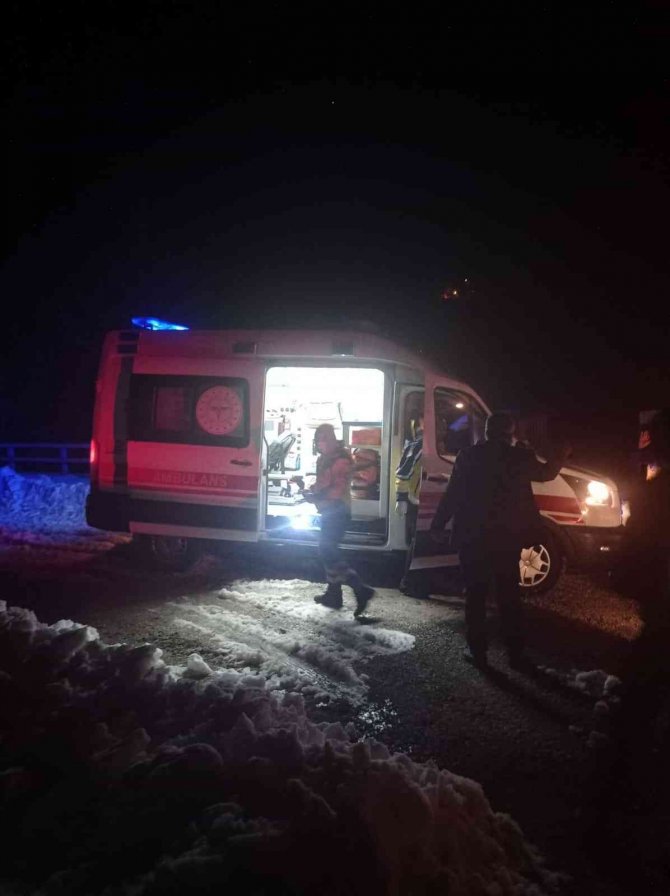 Orman İşçileri Karda Yolu Kapanan Hasta İçin Seferber Oldu