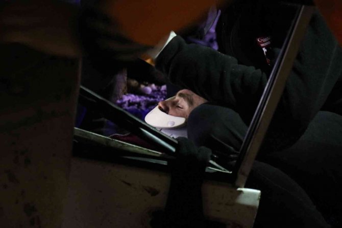 Bariyerlere Ok Gibi Saplanan Otomobil Hurdaya Döndü: 4 Yaralı