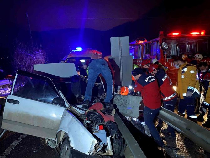Bariyerlere Ok Gibi Saplanan Otomobil Hurdaya Döndü: 4 Yaralı