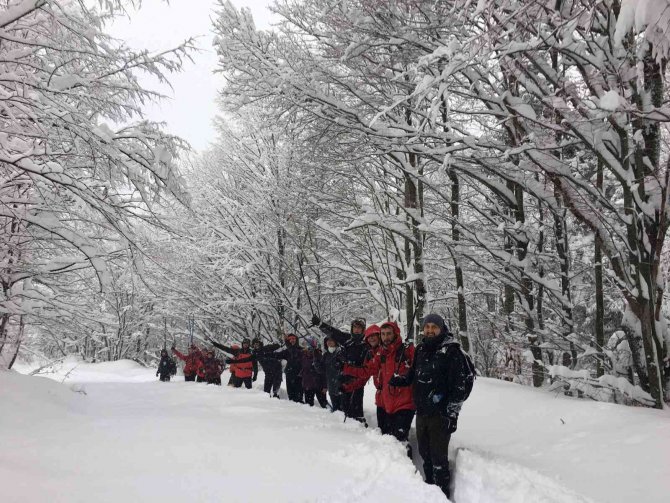 Dağcıların 12 Kilometrelik Kar Yürüyüşü