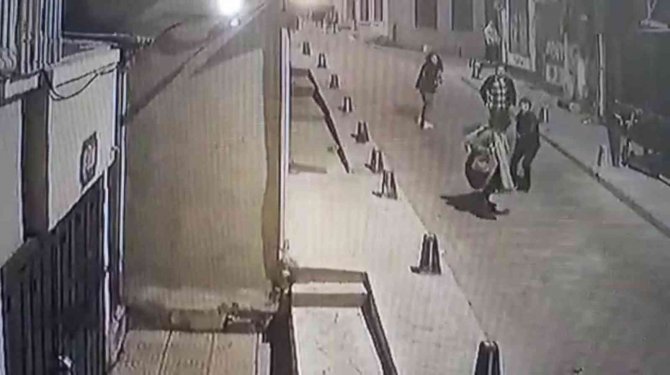 Beyoğlu’nda Kadına Saldırı Anları: Şişeyle Kafasına Vurdu, Çelme Taktı Ve Yumrukla Saldırdı