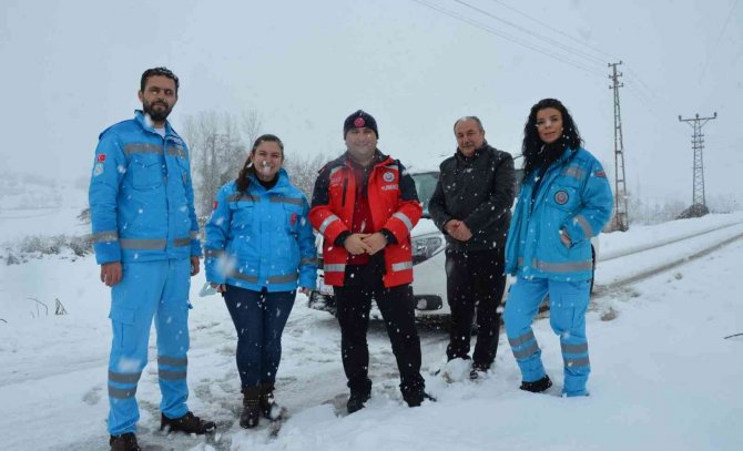 Evde Sağlık Ekipleri Yolda Kaldı, Pansuman Yaptıkları Hastanın Yakını Onları Kurtardı