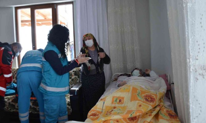 Evde Sağlık Ekipleri Yolda Kaldı, Pansuman Yaptıkları Hastanın Yakını Onları Kurtardı