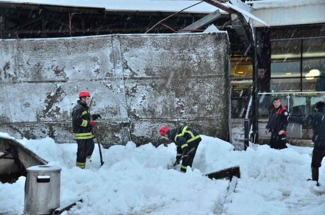 Kar Yığınını Taşıyamayan Tente Polisin Üstüne Çöktü