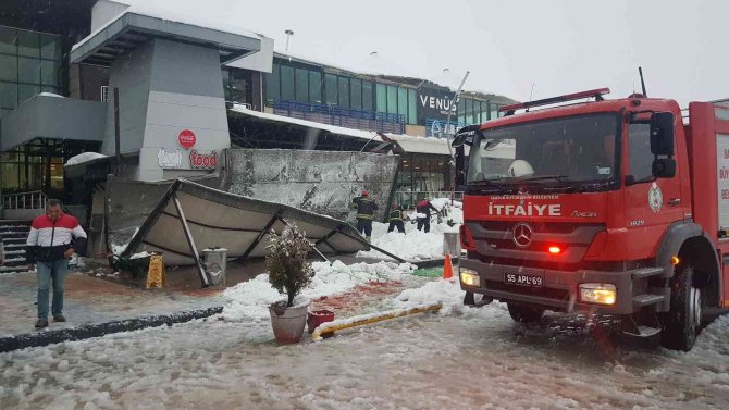 Kar Yığınını Taşıyamayan Tente Polisin Üstüne Çöktü