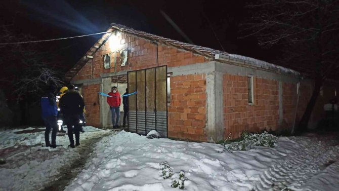 Ahırda Başından Tüfekle Vurulmuş Halde Bulundu