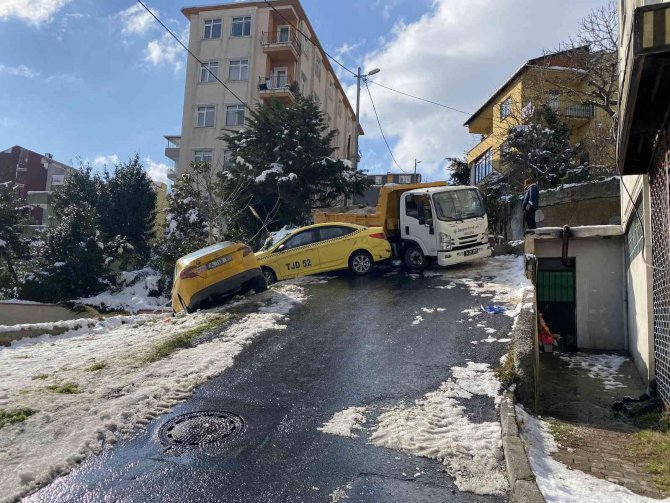 Sarıyer’de Kaza Yapan Taksilere Belediye Aracı Çarptı