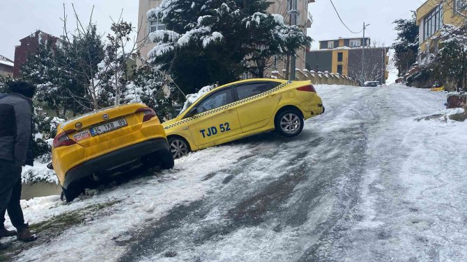 Sarıyer’de Kaza Yapan Taksilere Belediye Aracı Çarptı