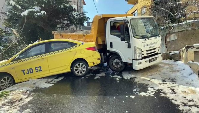 Sarıyer’de Kaza Yapan Taksilere Belediye Aracı Çarptı