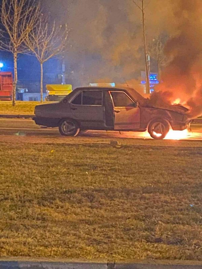 Seyir Halindeki Otomobil Alev Aldı