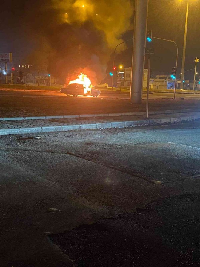 Seyir Halindeki Otomobil Alev Aldı