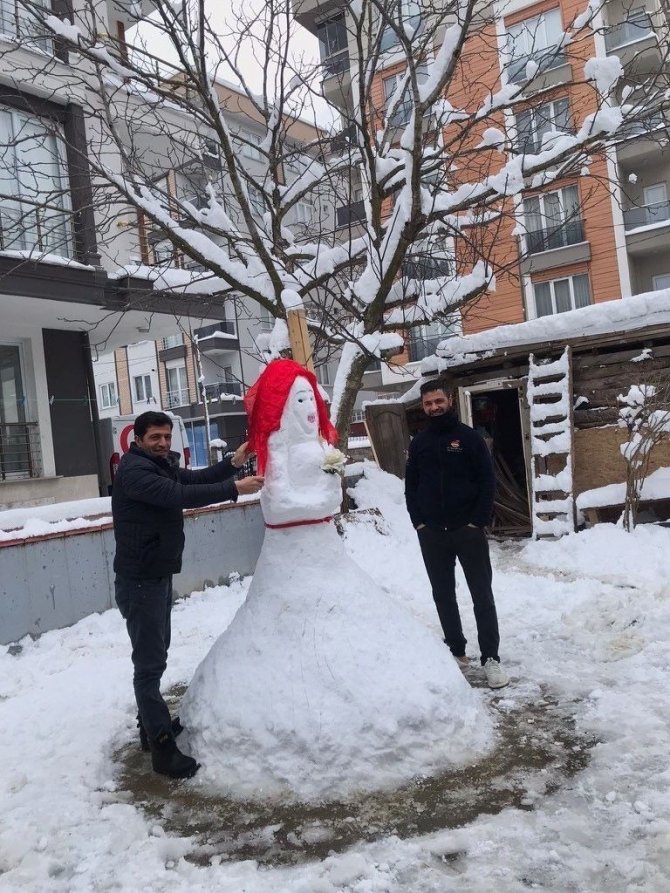 Sultanbeyli’de Kardan Gelin Yapıp Duvak Taktılar
