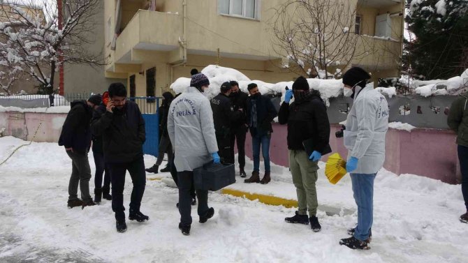 Sultanbeyli’de Şizofren Şahıs Annesini Bıçakla Öldürdü
