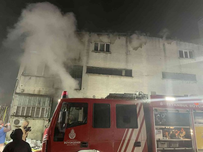 İ̇stanbul’da İplik Fabrikasında Korkutan Yangın