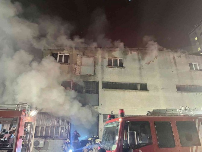 İ̇stanbul’da İplik Fabrikasında Korkutan Yangın