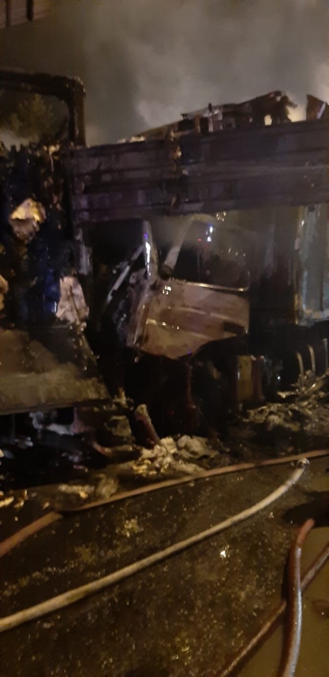 Tarsus’ta Tır Şoförü Yanarak Hayatını Kaybetti