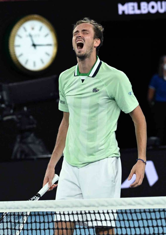 Medvedev, Geriden Gelerek Yarı Finale Çıktı