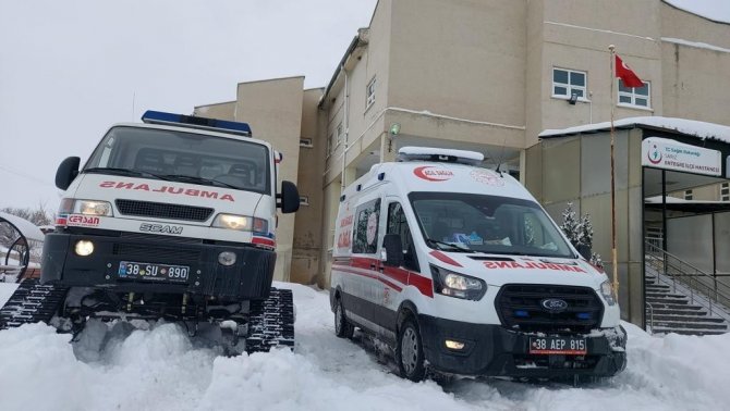 112 Ekipleri Paletli Ambulanslarla Kar-kış Dinlemedi Hastaların İmdadına Yetişti