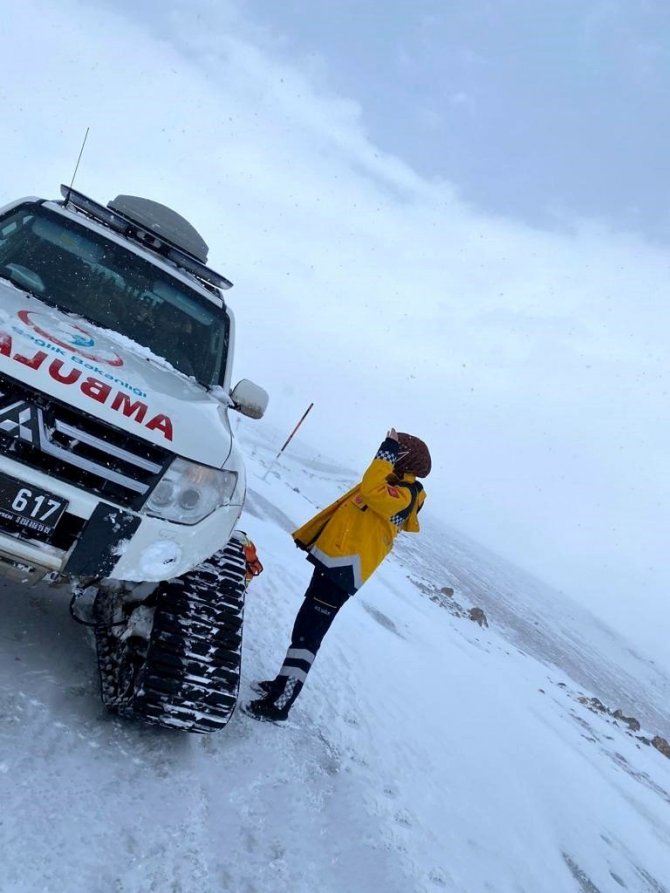 112 Ekipleri Paletli Ambulanslarla Kar-kış Dinlemedi Hastaların İmdadına Yetişti