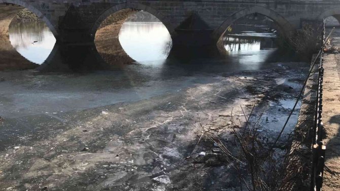 Edirne’de Nehirle Birlikte Çöpler De Buz Tuttu