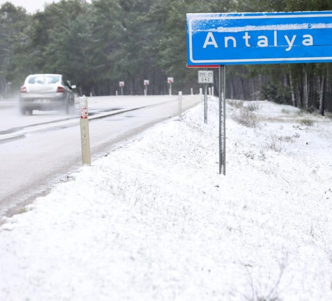 Turizm Kenti Antalya 29 Yıl Aradan Sonra En Ciddi Kar Yağışını Yaşadı