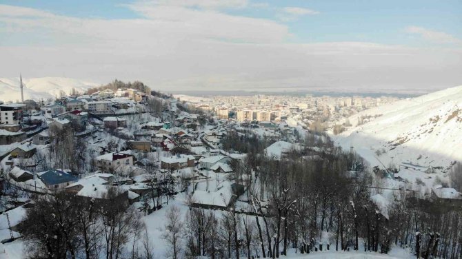 Muş’ta Tek Katlı Evler Kara Gömüldü