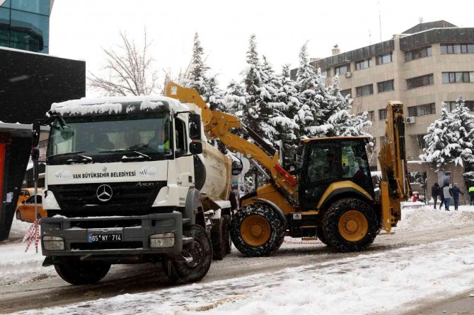 Van Büyükşehir Belediyesi 120 Bin Ton Kar Taşıdı