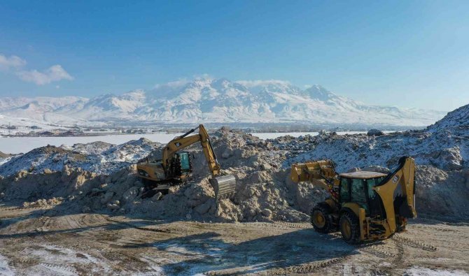 Van Büyükşehir Belediyesi 120 Bin Ton Kar Taşıdı