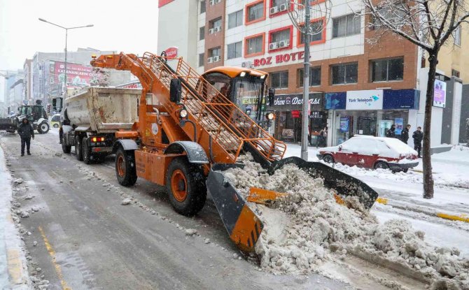 Van Büyükşehir Belediyesi 120 Bin Ton Kar Taşıdı