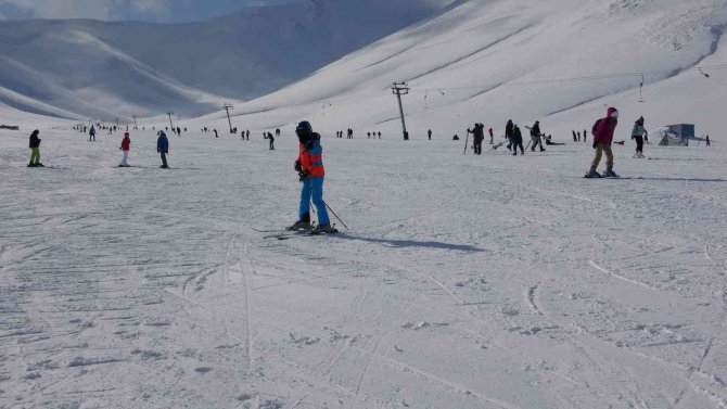 Van’da İlk Kez Kayakla Tanışan Çocuklar Eğlenceli Vakit Geçiriyor