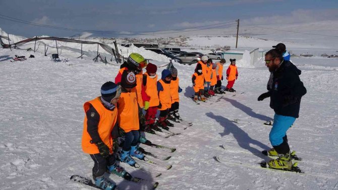 Van’da İlk Kez Kayakla Tanışan Çocuklar Eğlenceli Vakit Geçiriyor