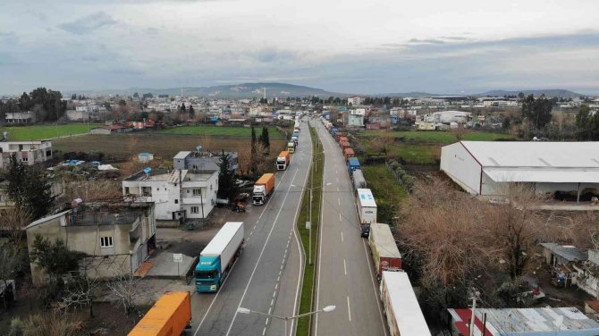 Osmaniye Gişelerinde Oluşan Tır Kuyruğu Havadan Görüntülendi