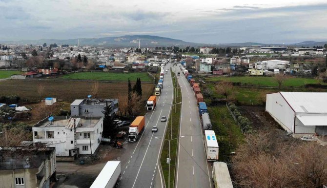Osmaniye Gişelerinde Oluşan Tır Kuyruğu Havadan Görüntülendi