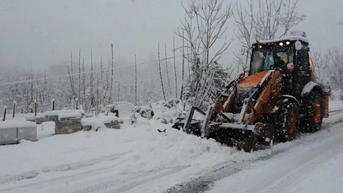 Altınova’da Karla Mücadele Devam Ediyor