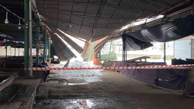 Pazaryerinin Çatısı Çöktü, Kapalı Olması Faciayı Önledi
