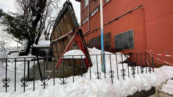 Zonguldak’ta Hastane Kantininin Çatısı Çöktü