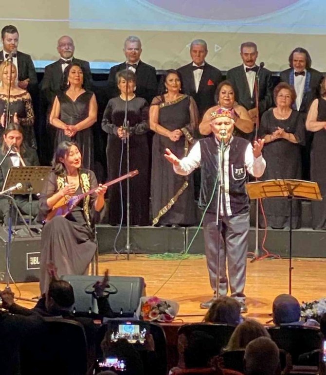 84 Yaşındaki Tatar Sanatçıdan Sahne Performansı