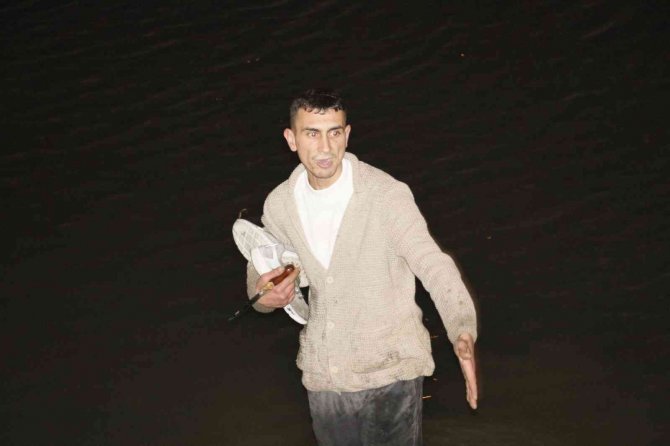 Bekçilerden Kaçarken Sulama Kanalına Girdi, Etrafı Çevrilince Bıçak Çıkarıp Direndi