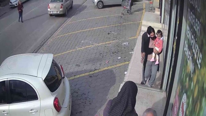 Kucağında Bebeği Olan Kadının Cüzdanını Böyle Çaldı