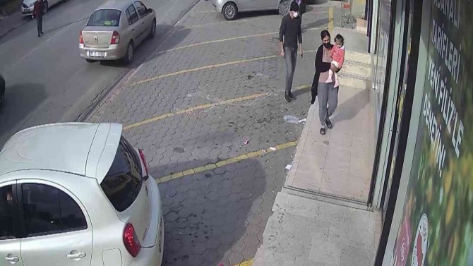 Kucağında Bebeği Olan Kadının Cüzdanını Böyle Çaldı