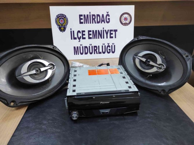Otomobilin Teyp Ve Hoparlörlerini Çalan İki Kardeşten Biri Tutuklandı