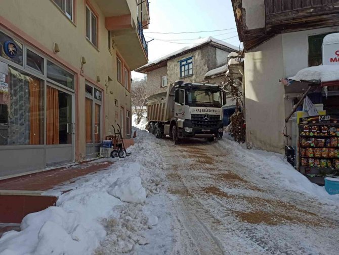 Kaş’ta, Karla Mücadele Çalışması