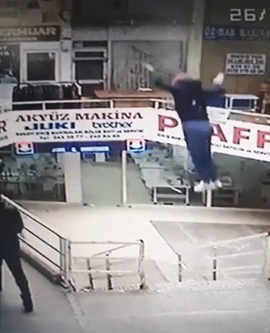 İ̇ş Hanının İkinci Katından Düştü