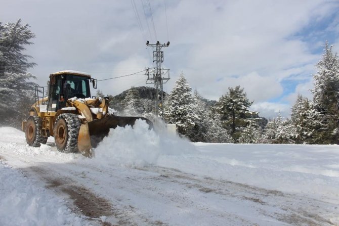 Antalya’da Kardan Kapanan Yollarda Çalışma
