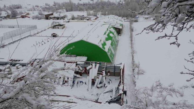 Bingöl’de Kar Kütlesine Dayanamayan Çatı Çöktü