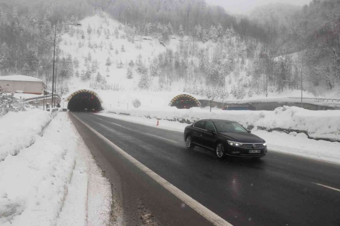 Bolu Dağı’nda Hafif Kar Yağışı Devam Ediyor