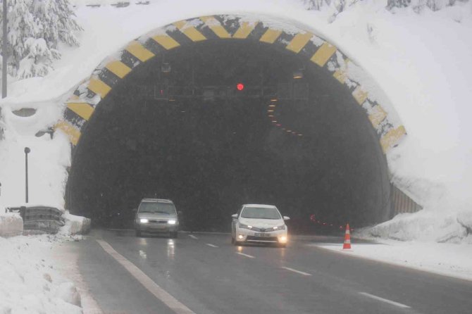 Bolu Dağı’nda Hafif Kar Yağışı Devam Ediyor