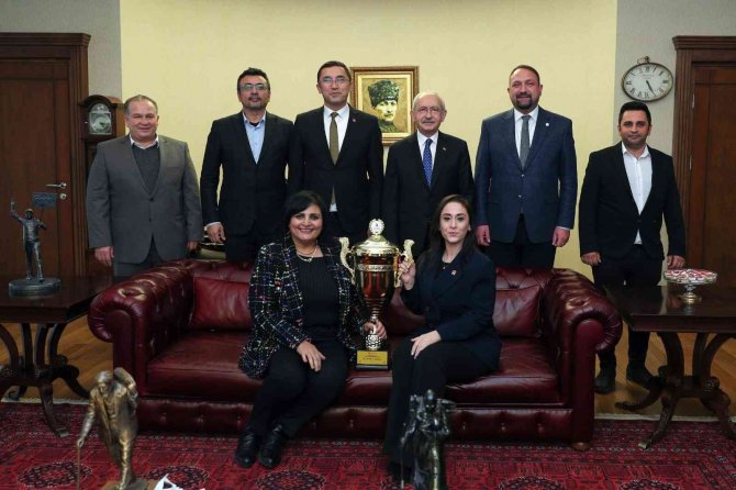Gümrükçü, En Büyük Kupayı Kılıçdaroğlu’na Götürdü