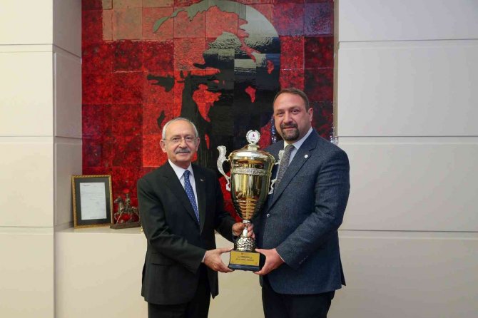 Gümrükçü, En Büyük Kupayı Kılıçdaroğlu’na Götürdü